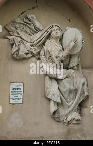 Die Prophetin Mirjam spielen Tamburin. Original Marmorstatue von russischen Bildhauer Alexander Loganovsky (1847-1849) aus der Kathedrale von Christus dem Erlöser, nun im Donskoi Kloster in Moskau, Russland. Stockfoto