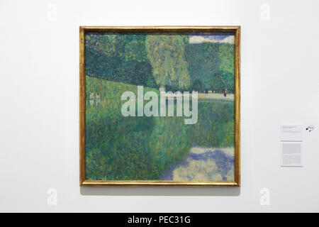 Das Gemälde „Schönbrunn Landschaft“ des österreichischen Symbolisten Gustav Klimt (1916) ist in seiner Ausstellung im Leopold Museum in Wien zu sehen. Die Ausstellung zum 100. Todestag von Gustav Klimt läuft bis zum 4. November 2018. Stockfoto