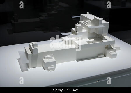 Architecton Alpha durch Russische Avantgarde Maler Kasimir Malewitsch (1923), die auf der Ausstellung im Centre Pompidou in Paris, Frankreich. Die Ausstellung der russischen Avantgarde gewidmet - Garde in Witebsk (1918-1922) läuft bis 16. Juli 2018. Stockfoto