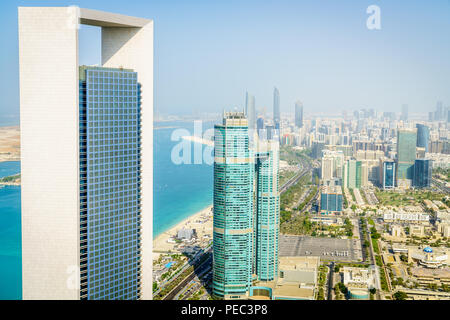 Luftaufnahme von Corniche und der Innenstadt von Abu Dhabi, VAE Stockfoto