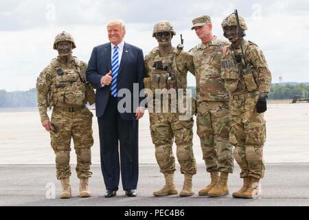 Präsident Donald J. Trumpf wirft mit Generalmajor Walter E. Piatt, Kommandant des 10 Mountain Division, und Soldaten nach einem Luftangriff und Gun raid-Demonstration am Fort Drum, New York, am 13. August. Die Demonstration war Teil des Trump Besuch der 10 Mountain Division (LI) der National Defense Authorization Act von 2019, der die Armee der autorisierten Active Duty ende Stärke von 4.000 ermöglicht uns kritische Fähigkeiten zur Unterstützung der nationalen Verteidigungsstrategie zu Feld zu unterzeichnen. (U.S. Armee Foto von Sgt. Thomas Scaggs) 180813-A-TZ 475-011 Stockfoto