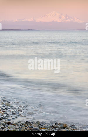 Mt Baker, Boundary Bay. Der Strand von Point Roberts, Washington State, mit Blick auf die Georgia Meerenge. USA. Stockfoto