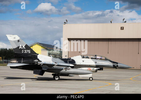 Ein US Air Force F-16 Fighting Falcon Taxis auf der Flucht line 10.08.2018, bei Eielson Air Force Base, Alaska. Der Herr Abgeordnete Heather A. Wilson, der Sekretär der Air Force, flog in die F-16 als Teil einer Orientierung Flug. (U.S. Air Force Foto von Airman Aaron Guerrisky) Stockfoto