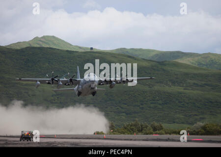 Oberst Charles Moses, der kommandierende Offizier der Marine Air Group 41, 4 Marine Flugzeugflügel landet der C-130 bei innovativen Readiness Training alter Hafen, Alaska, Aug 6, 2018. In diesem Jahr wird die Fertigstellung der 2.000-Fuß-Verlängerung der Start- und Landebahn des alten Hafen. (U.S. Marine Corps Foto von Lance Cpl. Tessa D. in Watt) Stockfoto