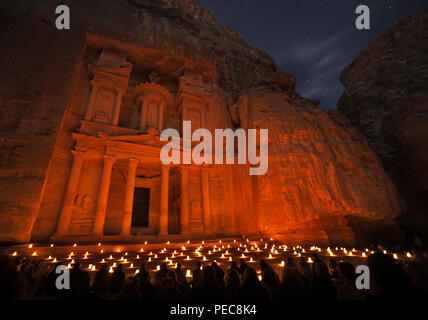 Petra bei Nacht vor der Schatzkammer des Pharao, Petra, Jordanien Stockfoto