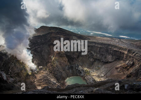 Fumarole mit dampfenden Kratersee auf der Gorely, Kamtschatka, Russland Stockfoto