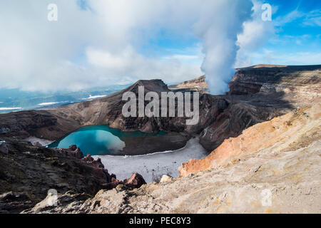 Fumarole mit dampfenden Kratersee auf der Gorely, Kamtschatka, Russland Stockfoto