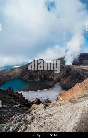Fumarole mit dampfenden Kratersee auf der Gorely, Kamtschatka, Russland Stockfoto