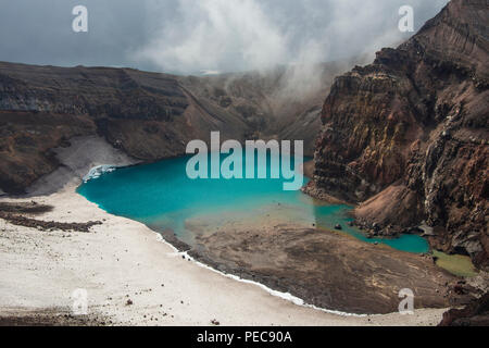 Fumarole mit dampfenden Kratersee auf der Gorely, Kamtschatka, Russland Stockfoto