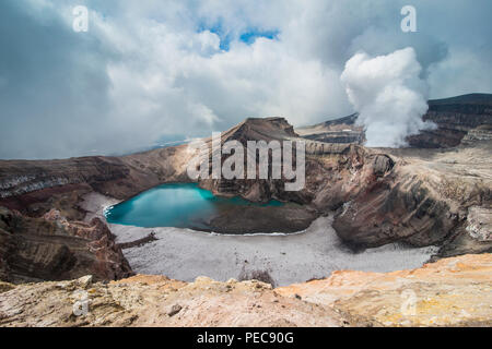 Fumarole mit dampfenden Kratersee auf der Gorely, Kamtschatka, Russland Stockfoto