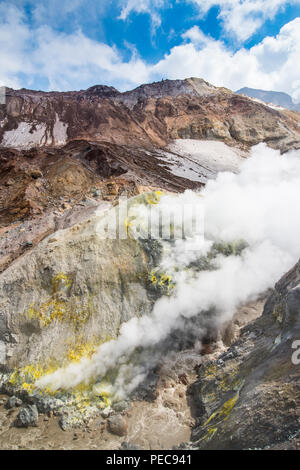 Rauchen Fumarolen mit Schwefel Ablagerungen am Mutnovsky Vulkan, Kamtschatka, Russland Stockfoto