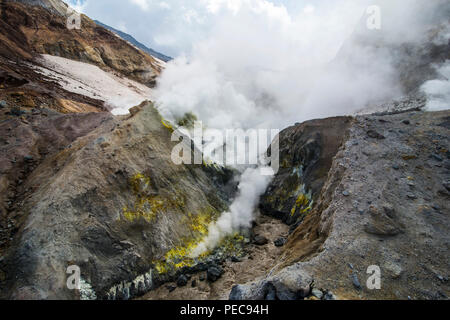 Rauchen Fumarolen am Mutnowski Vulkan, Kamtschatka, Russland Stockfoto