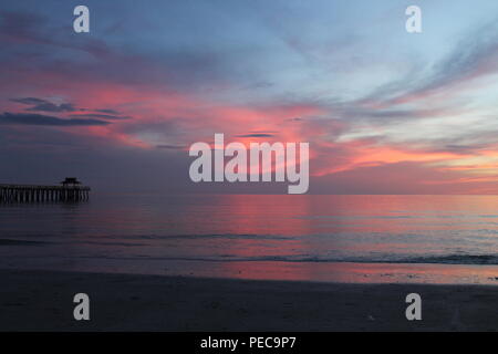 Friedliche Sonnenuntergang in Naples, Florida, mit pastellfarbenen Wolken und Reflexionen. Naples Pier nach Hurrikan Irma. Stockfoto