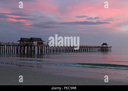 Friedliche Sonnenuntergang in Naples, Florida, mit pastellfarbenen Wolken und Reflexionen. Naples Pier nach Hurrikan Irma. Stockfoto