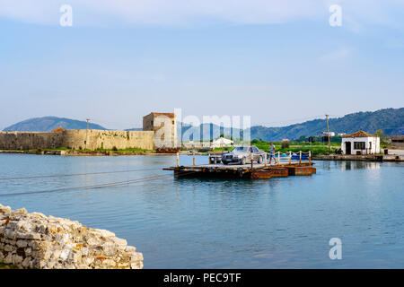 Autofähre über Vivar Canal, venezianische Festung auf der Rückseite, Butrint National Park, in der Nähe von Saranda, Albanien Qark Vlora Stockfoto