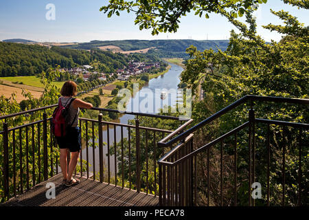 Frau schaut vom Skywalk auf der Weser, Beverungen, Ostwestfalen, Weserbergland, Nordrhein-Westfalen, Deutschland Stockfoto