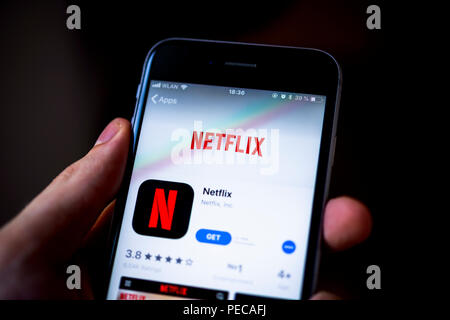 Hand mit Netflix iPhone App im Apple App Store, Video Streaming Service, Symbol der App, iPhone, iOS, Smartphone, Anzeige Stockfoto