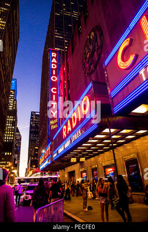 NEW YORK CITY - 28. SEPTEMBER 2018: die hellen Lichter der Radio City Music Hall als in der Nacht vom Bürgersteig aus gesehen, Stockfoto