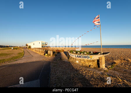 South Lancing ist ein Kiesstrand zwischen Shoreham-by-Sea und Worthing Stockfoto