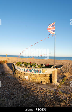 South Lancing ist ein Kiesstrand zwischen Shoreham-by-Sea und Worthing Stockfoto