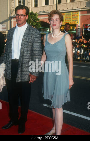 HOLLYWOOD, CA - 16. Juni: Schauspielerin Penelope Ann Miller (R) und Gäste nehmen an der Warner Bros. Bilder Premiere von 'Batmans Rückkehr' am 16. Juni 1992 im Mann's Chinese Theatre in Hollywood, Kalifornien. Foto von Barry King/Alamy Stock Foto Stockfoto