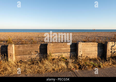 South Lancing ist ein Kiesstrand zwischen Shoreham-by-Sea und Worthing Stockfoto