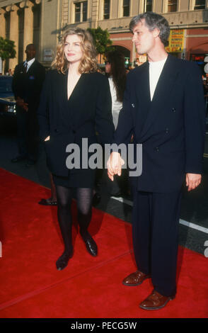 HOLLYWOOD, CA - 16. Juni: Schauspielerin Rene Russo und mann Drehbuchautor Dan Gilroy die Warner Bros. Bilder Premiere von 'Batmans Rückkehr' am 16. Juni 1992 Teilnahme an Mann's Chinese Theater in Hollywood, Kalifornien. Foto von Barry King/Alamy Stock Foto Stockfoto