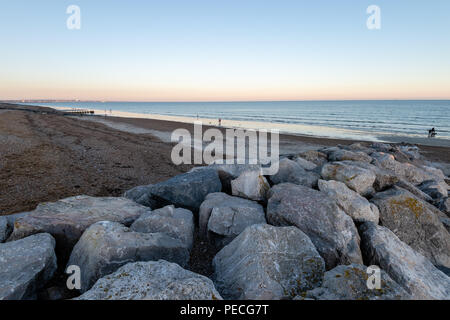 South Lancing ist ein Kiesstrand zwischen Shoreham-by-Sea und Worthing Stockfoto