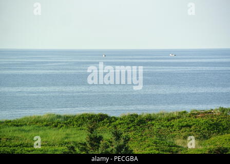 Ein Blick auf das blaue Meer und Dünen an der North Shore, Greenwich Dunes Trail, in Greenwich National Park, Prince Edward Island, Kanada Stockfoto