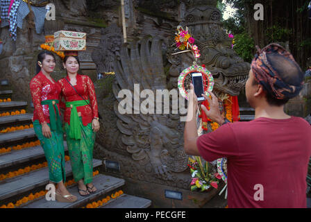 Frauen, die Angebote auf ihre Köpfe, Pura Dalem, Hindu Tempel in Ubud, Bali. Indonesien. Stockfoto