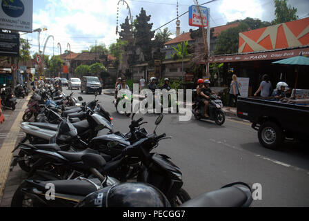 Heavy Traffic der Motorroller und Motorräder auf den Straßen von Ubud, Bali, Indonesien. Stockfoto