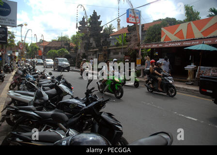 Heavy Traffic der Motorroller und Motorräder auf den Straßen von Ubud, Bali, Indonesien. Stockfoto