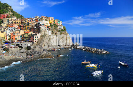 Bunte Dorf Manarola mit Fisher Boote im Vordergrund, Cinque Terre, Italien Stockfoto