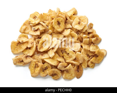 Bananenchips Schichten isoliert auf einem weißen Hintergrund. Ansicht von oben. Stockfoto