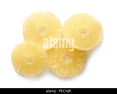 Süße Getrocknete Ananas Ringe auf weißem Hintergrund. Blick von oben auf die kandierten Früchte in Scheiben geschnitten. Stockfoto