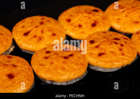 Gebackene japanische Rolle mit Sauce Stockfoto
