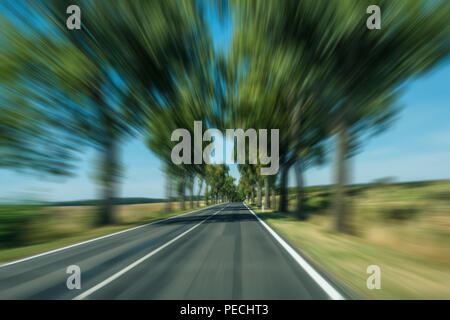 Schnelles Fahren auf der Straße in ländlichen Landschaft - Bewegungsunschärfe Stockfoto