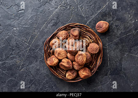 Sun getrocknete Aprikosen auf grauem Hintergrund. Ansicht von oben. Stockfoto