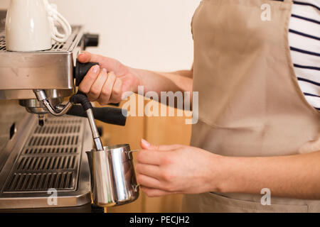 Lecker trinken. In der Nähe von Kaffee durch eine schöne angenehme Frau vorbereitet, während im Cafe arbeiten Stockfoto