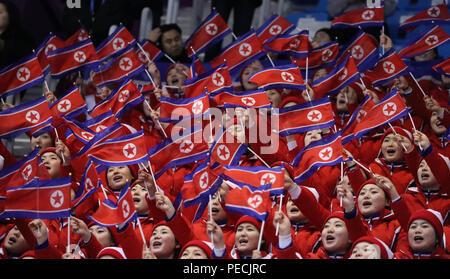 Nordkoreas jubelnde Mannschaft während Paarlauf Kür in Tainan Ice Arena am 2018 Winter Olympics durchführen Stockfoto