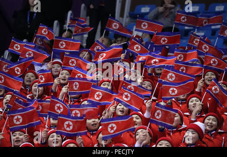 Nordkoreas jubelnde Mannschaft während Paarlauf Kür in Tainan Ice Arena am 2018 Winter Olympics durchführen Stockfoto