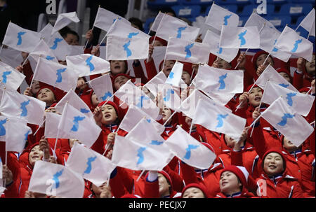 Nordkoreas jubelnde Mannschaft während Paarlauf Kür in Tainan Ice Arena am 2018 Winter Olympics durchführen Stockfoto