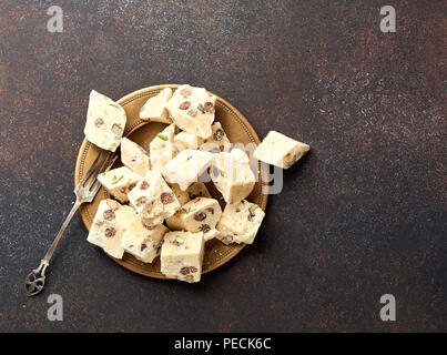 Östlichen Delikatesse. Halva, Süsse, Dessert auf braunem Hintergrund. Stockfoto