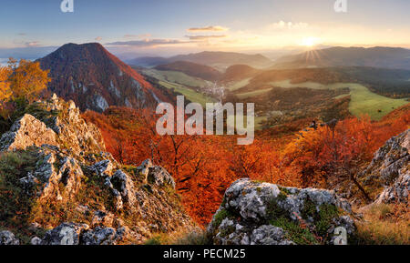 Slowakei Herbst Landschaft Panorama bei Sonnenuntergang Stockfoto