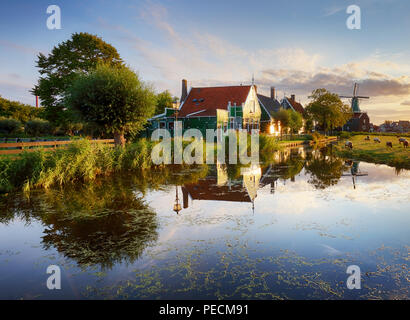 Niederlande Windmühlen bei Sonnenuntergang, Landschaft. Stockfoto