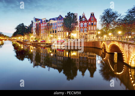 Amsterdam in Niederlande bei Nacht Stockfoto