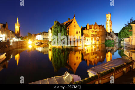 Belgien - Das historische Zentrum von Brügge mit Blick auf den Fluss. Alte Brugge Gebäude in Wasser Kanal widerspiegelt. Stockfoto