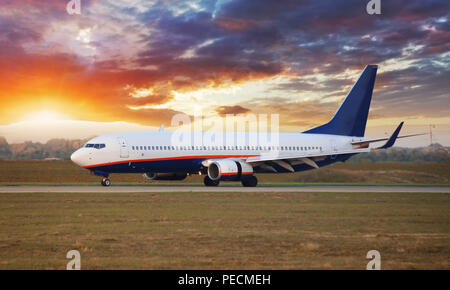 Landung im Flugzeug Flughafen bei Sonnenuntergang Stockfoto