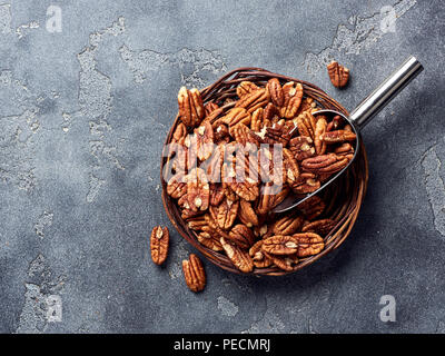 Pekannuss und Schaufel auf Graue Tabelle Stockfoto