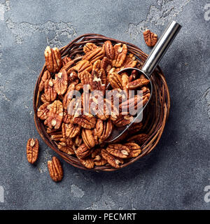Pekannuss und Schaufel auf Graue Tabelle Stockfoto